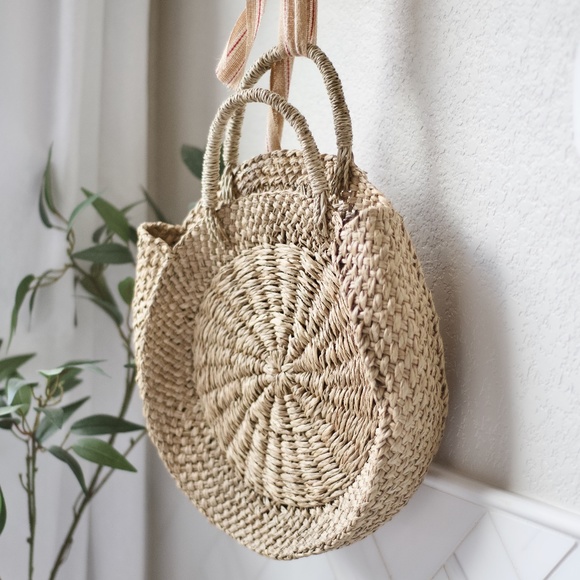 Hand Crafted Natural Straw Handbag - Picture 3 of 8
